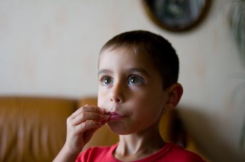 Jong kind met autisme huilt omdat het niet wil eten