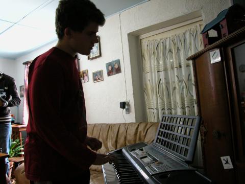 Tiener met autisme speelt op piano melodie na